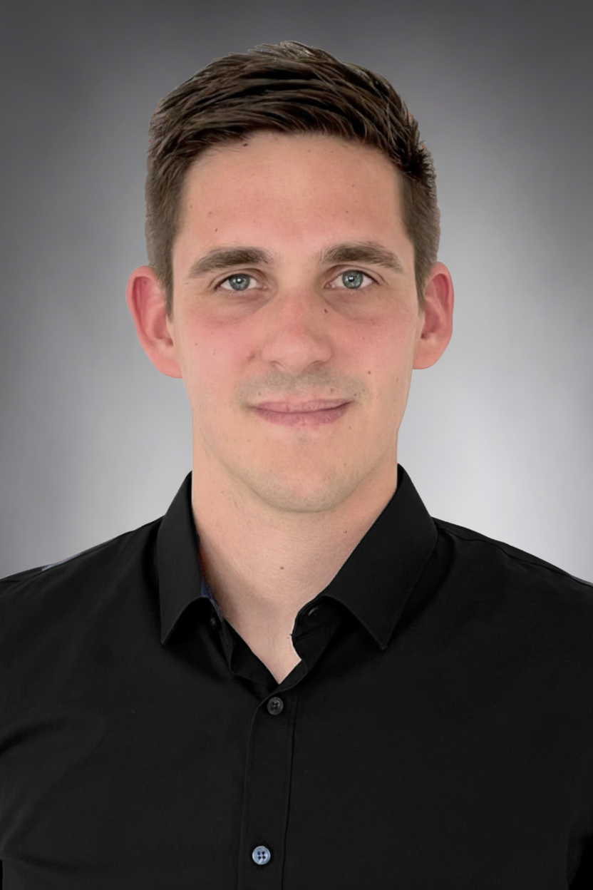 freepik__replace-person-from-img2-with-person-from-img1-but__30114